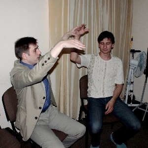 Иван Геннадьевич Рудаков (психолог, гипнотерапевт) наводит транс через левитацию руки